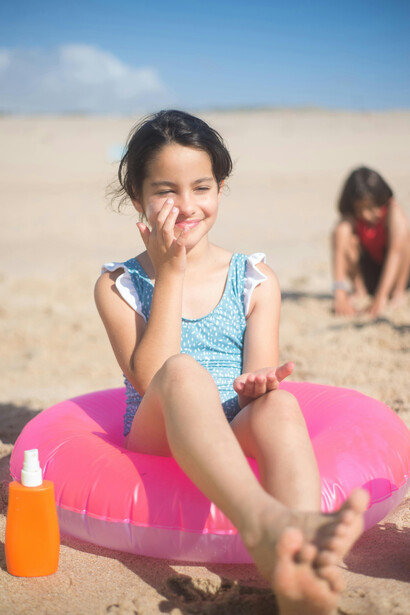 A pesar de las campañas preventivas, muchos padres y cuidadores desconocen cómo proteger adecuadamente a los niños del sol