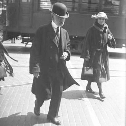 Un uomo e una donna passeggiano lungo Downtown Street (1917)