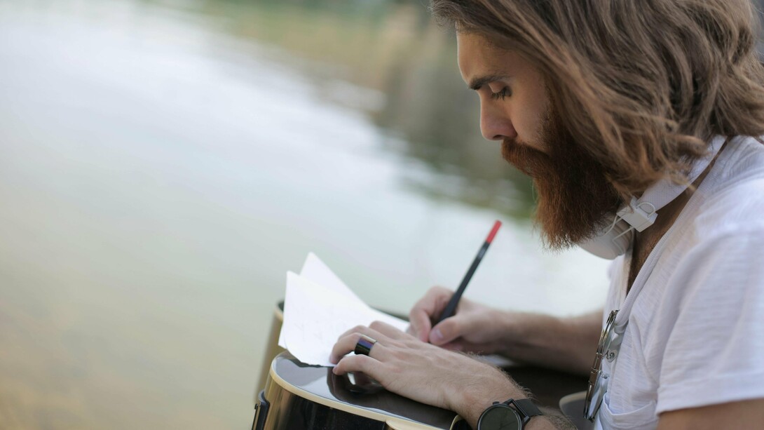 Un ragazzo che scrive