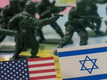 Entre mapas e exércitos em miniatura, a guerra é encenada como estratégia, mas, por trás da abstração geopolítica, opera-se a lógica da decapitação: eliminar indivíduos para reconfigurar conflitos, transformando a política em cálculo de eficácia e o mundo em tabuleiro