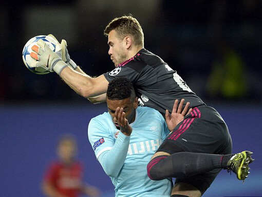 Igor Akinfeyev all'attacco