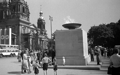 La fiamma olimpica a Berlino, Germania, per l'XI edizione delle Olimpiadi moderne, 1936