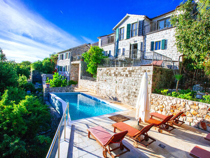 Klinci, Montenegro. Terraza para disfrutar del verano montenegrino