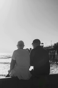 Vivemos em uma era marcada pela velocidade, pela hiperconectividade e por uma crescente sobrecarga emocional. As interações humanas tornaram-se rápidas, muitas vezes superficiais, e o tempo para a escuta — especialmente aquela escuta profunda e empática — parece cada vez mais escasso. Nesse cenário, a escuta ativa emerge como uma habilidade essencial, quase revolucionária, para restabelecer conexões humanas verdadeiras e promover saúde emocional em tempos de crise