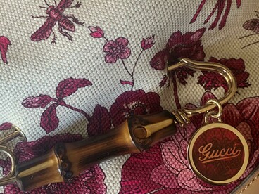 Dettaglio della borsa con manico in bambù, dettagli in palle e stampa "Flora" su cotone, versione monocolore, di Frida Giannini. Foto di Raffaella Cesareo