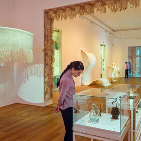 Damien Ajavon, Threads of becoming: shifting matter and form in translation, ausstellungsansicht. Mit freundlicher genehmigung des Museums für Kunst und Gewerbe Hamburg