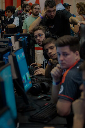 Attendees engaged in e-sports tournaments, retro gaming, and cultural experiences like Japanese calligraphy and shamisen performances, making it a comprehensive celebration of Japanese culture in Portugal