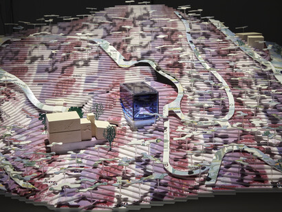 Vista de sala de la exposición Sistema Operativo, de Daniel G. Andújar, con la obra Objetos de deseo.