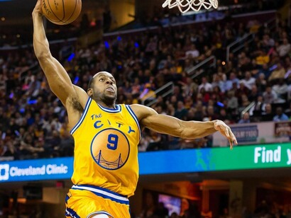 Andre Iguodala (Golden State Warriors) haciendo un mate