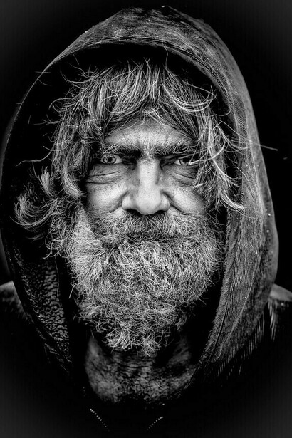 Poor against the rich. The poor live shorter lives and are faced with a series of other problems, such as discrimination, access to health care and healthy food, access to education and knowledge 