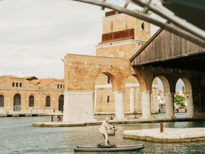Fotografia Cortesia Bienal. Norman Foster en hidropedal, Venecia, Italia