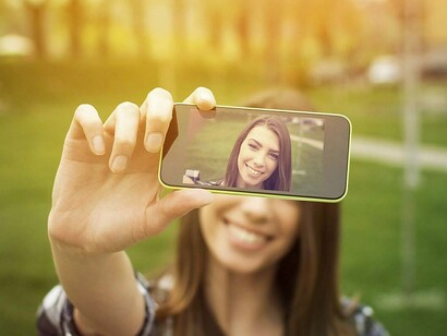 Una chica haciéndose una foto con su móvil