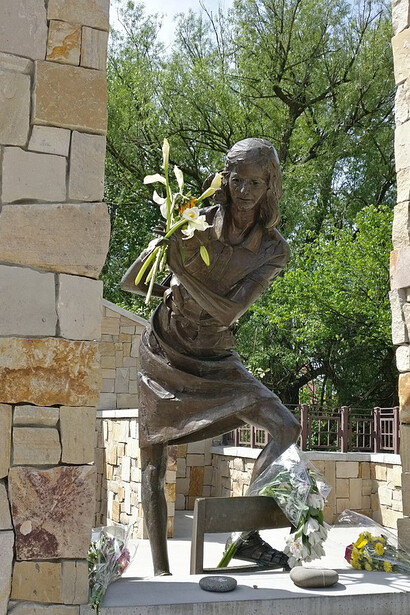 Estatua de Ana Frank en el Monumento a los Derechos Humanos de Ana Frank en Boise, Idaho, Estados Unidos