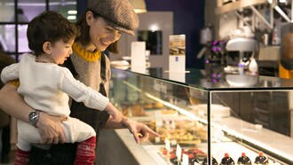 Una madre con su hijo en la pastelería Fonty de Madrid
