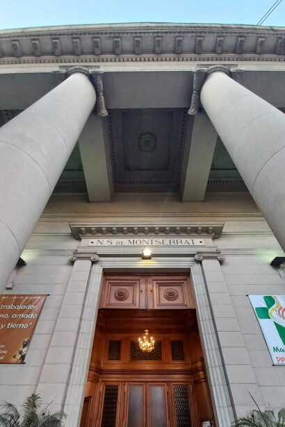 Puerta y columnas en la entrada a la Parroquia Nuestra Señora de Montserrat, Buenos Aires, Argentina