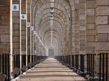 Entre rigueur géométrique et puissance monumentale, les passages du viaduc de Chaumont en Haute-Marne en France composent une traversée presque intemporelle, où l’ingénierie devient paysage