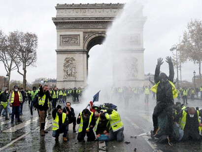 El movimiento de los chalecos amarillos protesta contra el alza en el precio de los combustibles, la injusticia fiscal y la pérdida del poder adquisitivo