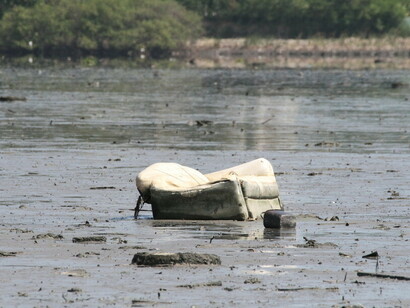 Lagoas transformadas em depósitos de resíduos, lixo e esgoto