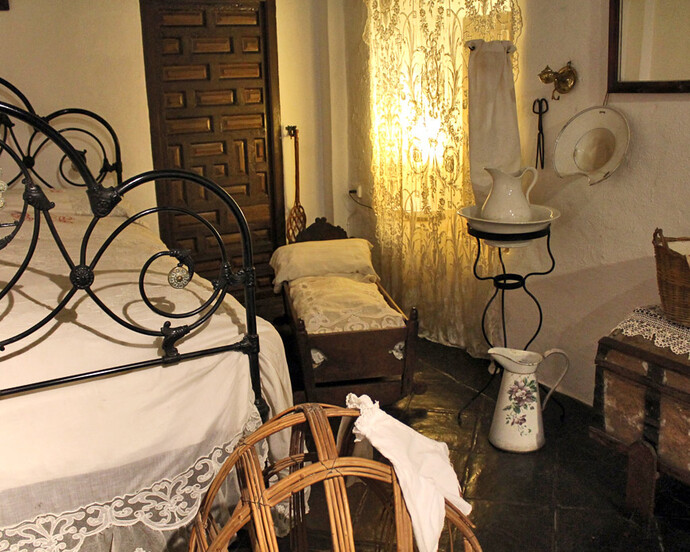 Dormitorio rural, Exhibition view. Courtesy of Museo Unicaja de Artes y Costumbres Populares