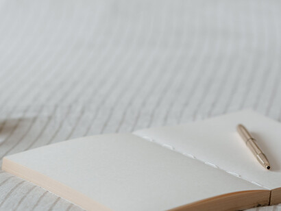Uma caneta e um diário em branco para escrever as emoções e novos hábitos