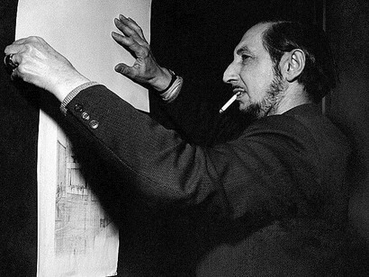 Carlo Scarpa che ammira i lavori di Frank Lloyd Wright