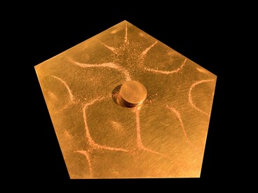 Le figure di Chladni sono disegni geometrici che si formano su una superficie vibrante cosparsa di sabbia