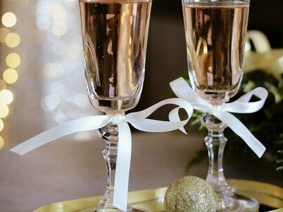 Um produto que nasceu na França e que aconteceu após a adição de açúcar no vinho, provocando bolhas, parecendo estrelas dentro daquele líquido dourado, nasce aí a champanhe