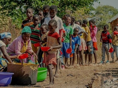 Crianças em fila de almoço na escola, Angola