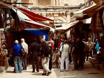 Accanto alla lingua standard esistono numerosi dialetti regionali, parlati quotidianamente dal Marocco all’Iraq, che mostrano la straordinaria varietà e vitalità dell’arabo contemporaneo