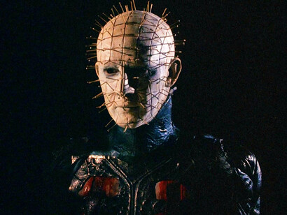 Pinhead, líder de los Cenobitas, encarna la fusión entre el dolor y el placer, ofreciendo una visión retorcida del castigo y la trascendencia
