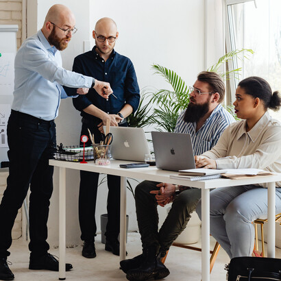 Gestor apressa equipe ao mostrar horas no relógio
