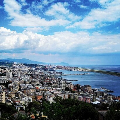 Montale è ricordato anche per il suo stile asciutto e antiretorico, che ha segnato profondamente la poesia italiana contemporanea. Panorama della città di Genova, Italia