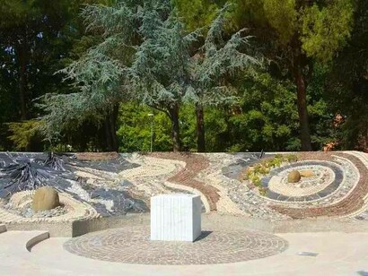“Le chaos et la source de vie” di Rahir Claude: concepisce l'opera dedicata alla pace come un paesaggio in pietra e acqua. Crea uno spazio circolare diviso in due ampi emicicli, uno dei quali costituisce l'ingresso e offre un punto di vista privilegiato sull'intero ambiente