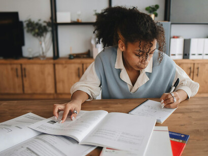 Factores como la escritura logográfica del chino o los múltiples niveles de formalidad del japonés pueden representar barreras considerables para los aprendices