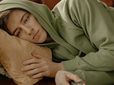 O desejo não volta como uma decisão. Ele não responde a uma ordem. Ele reaparece quando encontra lugar. E esse lugar não se constrói com mais estímulo, mais preenchimento ou mais distração