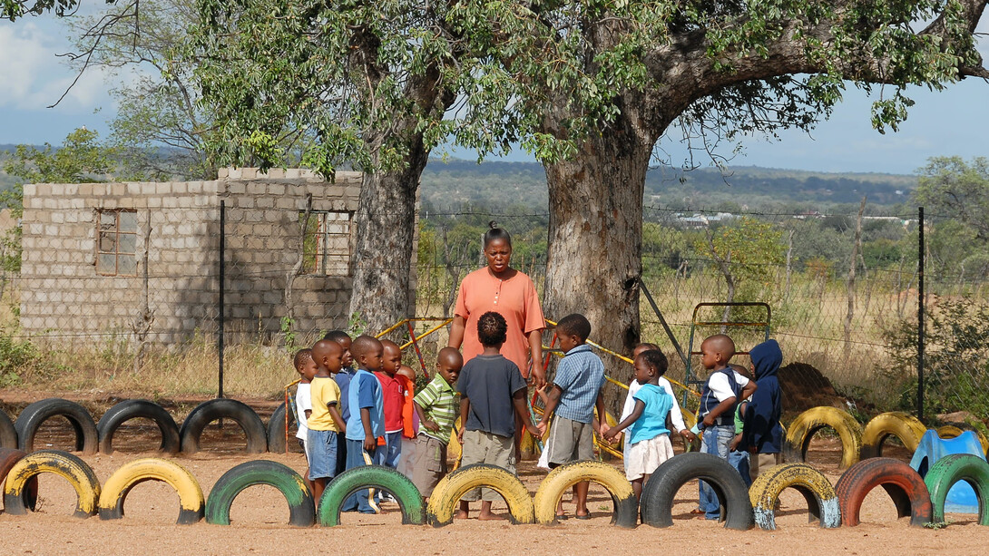 Afrique du Sud. L’école traditionnelle se distingue principalement de l’école moderne par le fait qu’elle n’est pas marquée d’une fin brute