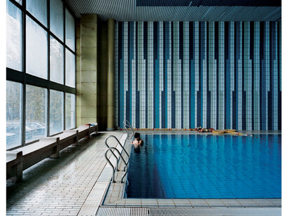 Tomoko Yoneda, from the series After the Thaw,
Lovers, Dunaújváros (formerly Stalin City), Hungary
, 2004 © Tomoko Yoneda