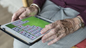 Un anciano con una tableta