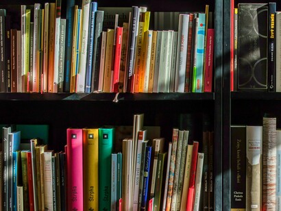 Prateleira de livros. Uma estratégia interessante é contextualizar a leitura obrigatória com o cotidiano dos alunos, mostrando a relevância dos temas abordados nos livros para a vida real. Debates, dramatizações e conexões com filmes e séries podem tornar a experiência mais envolvente