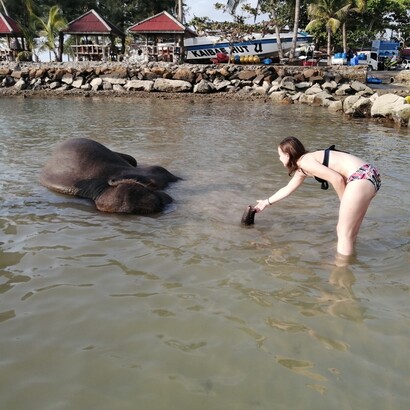 Lara con un elefante a Kai Bae Beach