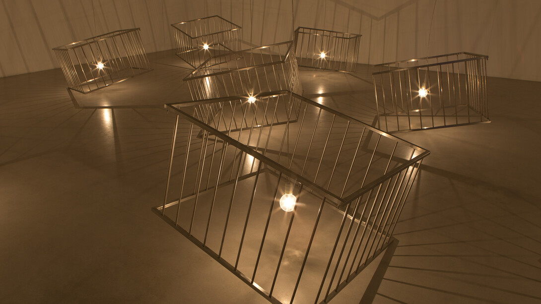 Claude Lévêque, Vies de singes, 2015, Treize parcs en inox, treize ampoules. Bande sonore : crise d'asthme (Conception sonore en collaboration avec Jérôme Nox / Respirations : Romaric Etienne) / Thirteen stainless thirteen parks, lamps. Soundtrack : asthma attack (Sound Design in collaboration with Jerome Nox / Breaths : Romaric Etienne), Dimensions variables / Variable dimensions © ADAGP Claude Lévêque . Photo. Julie Joubert , Courtesy the artist and kamel mennour, Paris