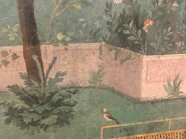Tra i dettagli più studiati vi sono gli uccelli e gli animali, che contribuiscono a creare un senso di armonia tra natura e architettura. Foto di Raffaella Cesareo