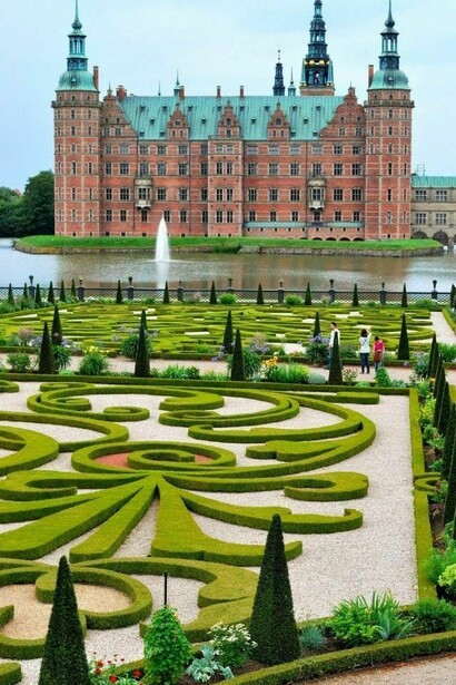 Frederiksborg Castle in Hillerød, Denmark © Vladimir Shelyapin