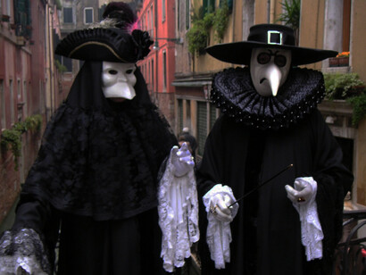 Due Bauta per le calli veneziane