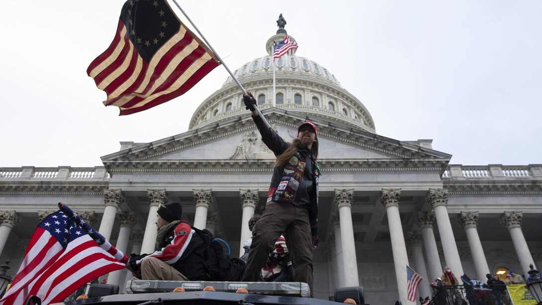 Partidarios trumpistas de ultraderecha asaltan en Capitolio