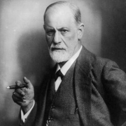 Sigmund Freud creyó al principio que sus pacientes habían sufrido una «seducción originaria» (abusos sexuales reales), teoría que más tarde rechazó