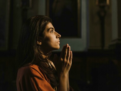 Creyente en la iglesia. No basta con pedir y hacer una pequeña buena acción como pago a Dios