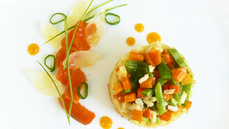 Riso al forno con carote e taccole in salsa di albicocche in agrodolce e cipollotti  