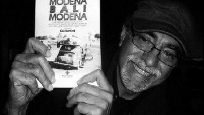 Giò Barbieri con in mano il libro Modena - Bali - Modena