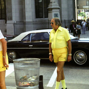 Vivian Maier, Untitled, Chicago, IL, August 1976 30x40cm (11x14 inch.) Framed: 40,5x50 cm ©Estate of Vivian Maier, Courtesy of Maloof Collection and Howard Greenberg Gallery, NY